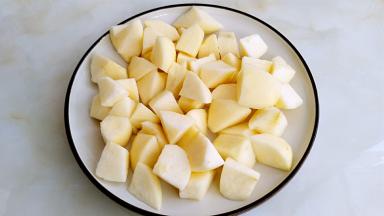 捞出苹果空一下水分。