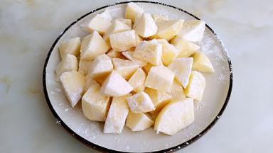 均匀的裹上一层淀粉。