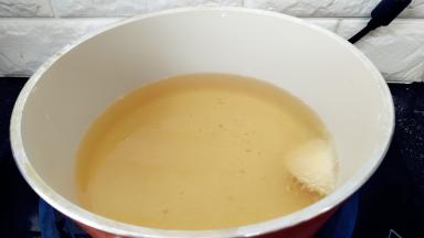 锅中放油烧6成热，放入一块苹果试炸一下，苹果能够很快浮起来油温就够了。