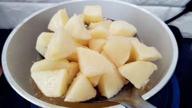 能听到苹果之间有酥脆的响声就可以捞出控油。