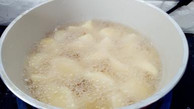 全部倒入苹果块，用中火炸。