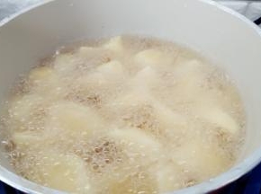 全部倒入苹果块，用中火炸。