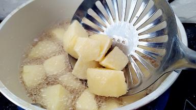 炸的过程要不断地翻拌。