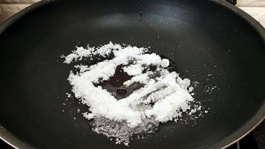 锅中注水，放入砂糖用小火熬煮。