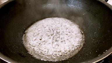 熬煮到砂糖融化，出现很多的大泡。