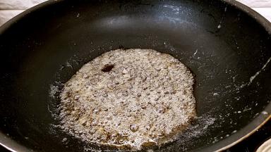 持续熬煮到大泡消失，出现小泡，现在立马倒入苹果块。因为我拍照耽误了几秒钟，糖浆已经开始稍有凝固的现象。