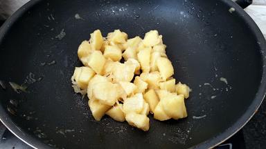 倒入苹果块快速的翻拌均匀，立马出锅。