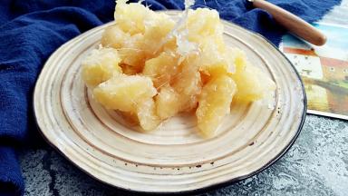 盘子提前抹油，放入出锅的拔丝苹果即可。