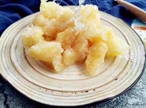 盘子提前抹油，放入出锅的拔丝苹果即可。