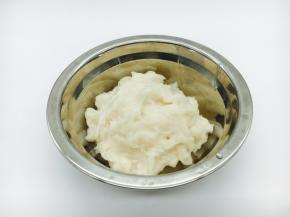 取出鱼糜，放入2g的盐，3或4勺淀粉，搅拌均匀。