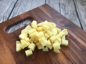 土豆切丁。