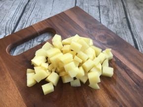 土豆切丁。