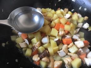 放入2汤勺的水，大火煮开，煮5分钟左右。