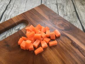 胡萝卜切丁。