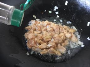 放入少许的白胡椒粉。