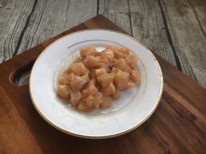 放1小勺的油，再次把它们抓均，腌制5分钟。