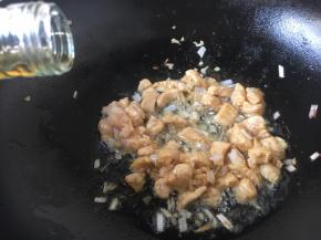 放入1小勺的料酒。