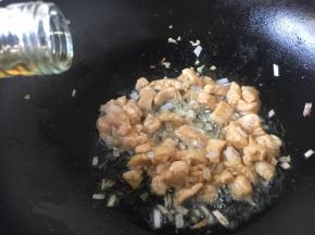 放入1小勺的料酒。