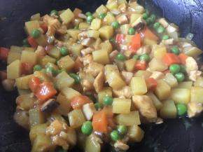 咖喱块融化后要不停的翻动，以免粘锅，汤汁裹在鸡丁和土豆上即可。