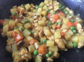 咖喱块融化后要不停的翻动，以免粘锅，汤汁裹在鸡丁和土豆上即可。