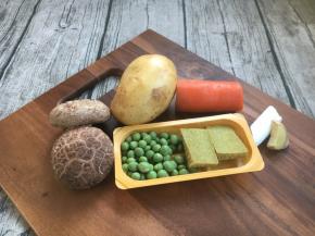 主要食材：土豆、胡萝卜、豌豆、香菇。