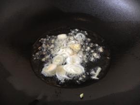 热锅凉油，炒香葱花和姜末。