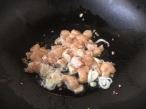 放入腌制好的的鸡丁，迅速煸炒。