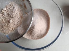 先将低筋面粉、杏仁粉和可可粉混合过筛