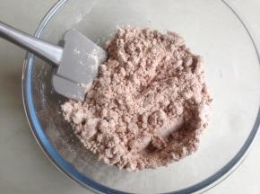 拌匀一下，这时候并不能成团，很松散