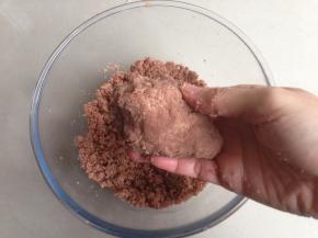 这时候用手抓一把，捏紧，可以成团即可，水量仅供参考，试情况逐少量添加