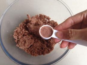 装进小量勺内，我用的小量勺比较深，所以没有装满装平，只装了8、9分满，大约7.5克/勺。如果你的量勺不深的话，可以平勺。一定要压实