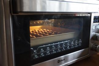 放入已经预热好上火165度，下火170度的东菱K40C烤箱中下层，烘烤19分钟左右（各家烤箱脾气不同，温度仅供参考）