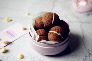 待烤好的饼干晾凉后，在饼干中间挤上巧克力，另一片饼干压上，待巧克力凝固即可