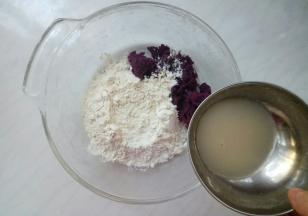 酵母融水，一点一点加入紫薯泥、面粉中，混合。