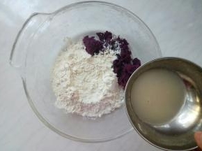 酵母融水，一点一点加入紫薯泥、面粉中，混合。