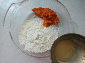 同样，南瓜泥、酵母水、面粉混合。