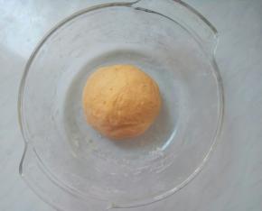 南瓜揉成面团。