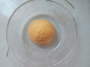 南瓜揉成面团。
