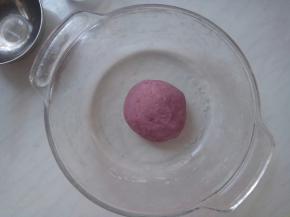 紫薯揉成面团。