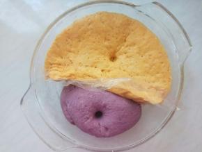 放置温暖处发酵。发酵好，面团用手指戳洞，不回缩。