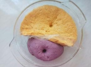 放置温暖处发酵。发酵好，面团用手指戳洞，不回缩。