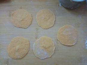擀成圆面皮。