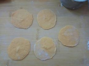 擀成圆面皮。