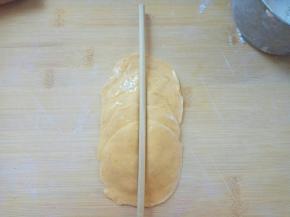 自上向下叠加5个面皮，用筷子在中间压一道痕迹。