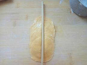 自上向下叠加5个面皮，用筷子在中间压一道痕迹。