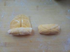 抽出筷子，自下向上卷，收口收紧。