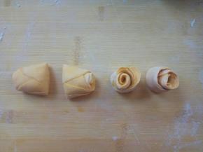 沿压痕切开，一分为二，立起来。