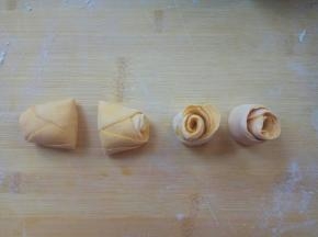 沿压痕切开，一分为二，立起来。