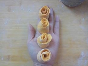 花瓣稍做整理。