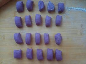 紫薯分成均等小份。